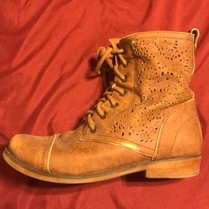 Size 7.5 Aldo brown lace up boots